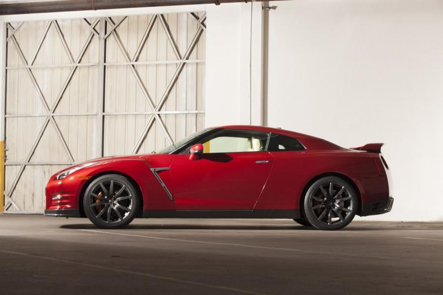  Nissan GT-R 2015 года  (фото 20 из 56)